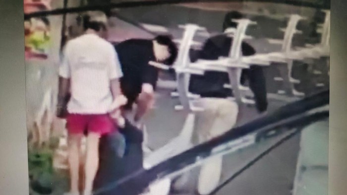 Video seorang pria digotong paksa sejumlah pria lain di Gambir, Jakpus, viral di medsos. Polisi menyelidiki kasus konflik tetangga ini. 