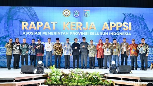 Wakil Menteri Dalam Negeri Bima Arya Sugiarto bersama para gubernur se-Indonesia saat Munaslub Asosiasi Pemerintah Provinsi Seluruh Indonesia (APPSI) di Senggigi, Lombok Barat, NTB, Kamis (16/7/2026).