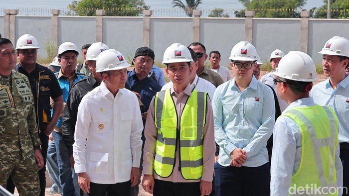 Wakil Presiden Republik Indonesia Gibran Rakabuming Raka meninjau progres PSEL Keramasan Palembang
