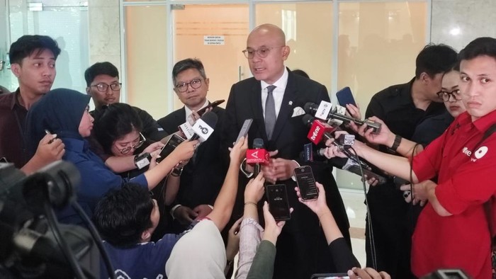 Wamenlu Arrmanatha Nasir membeberkan kondisi terkini WNI di Iran di tengah memanasnya konflik Iran dan AS, usai rapat di DPR, Kamis (16/7/2026).