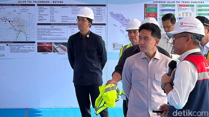 Wapres Gibran mninjau Jembatan Musi V