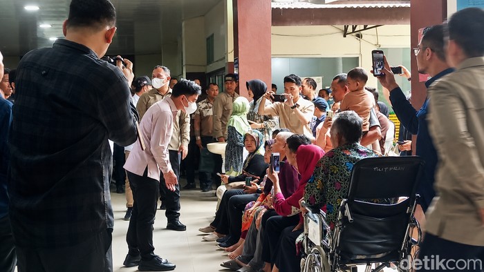 Wapres Gibran saat menyapa masyarakat di RSUD Raden Mattaher Jambi