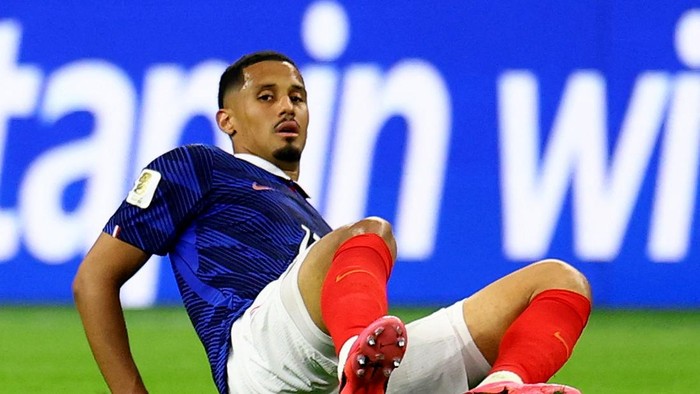 Soccer Football - FIFA World Cup 2026 - Semi Final - France v Spain - Dallas Stadium, Arlington, Texas, U.S. - July 14, 2026 Frances William Saliba reacts after sustaining an injury REUTERS/Hannah Mckay