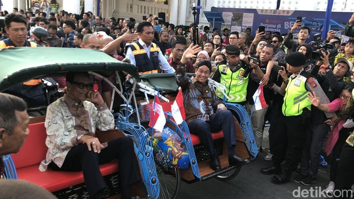 Momen Menteri Keuangan Purbaya Yudhi Sadewa dan Gubernur DIY Sri Sultan HB X menjajal becak kayuh listrik wisata di Alun-alun Kidul Keraton Jogja, Kamis (16/7/2026).