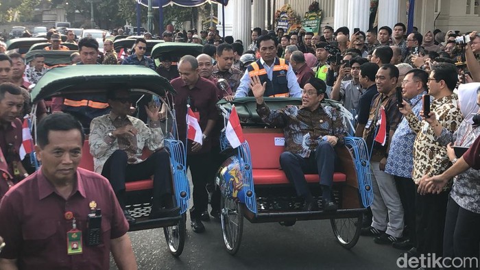 Momen Menteri Keuangan Purbaya Yudhi Sadewa dan Gubernur DIY Sri Sultan HB X menjajal becak kayuh listrik wisata di Alun-alun Kidul Keraton Jogja, Kamis (16/7/2026).