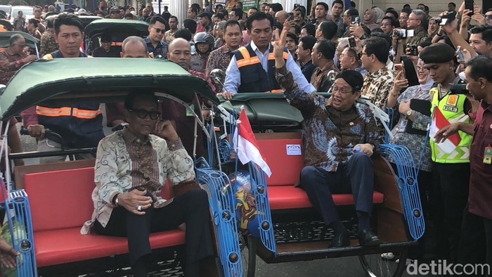 Momen Menteri Keuangan Purbaya Yudhi Sadewa dan Gubernur DIY Sri Sultan HB X menjajal becak kayuh listrik wisata di Alun-alun Kidul Keraton Jogja, Kamis (16/7/2026).