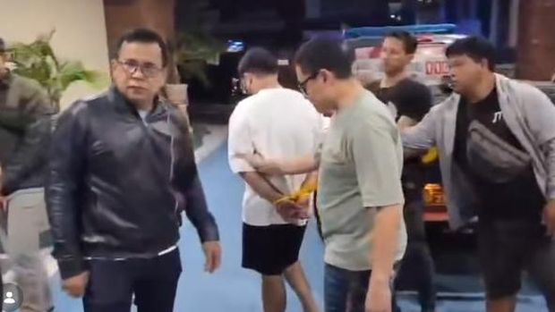 WN Singapura inisial MZ ditangkap Polresta Denpasar lantaran diduga menganiaya kekasihnya inisial AS (26) di kos Kelurahan Pedungan, Denpasar. (Tangkapan layar video Instagram @polrestadenpasar) WN Singapura inisial MZ ditangkap Polresta Denpasar lantaran diduga menganiaya kekasihnya inisial AS (26) di kos Kelurahan Pedungan, Denpasar. (Tangkapan layar video Instagram @polrestadenpasar)