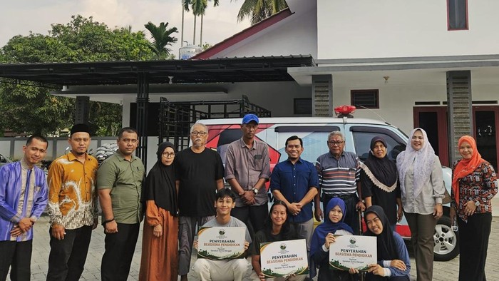 Yayasan Gerakan Sumatera Utara Bergiat (Sumut Bergiat) memberikan beasiswa untuk mahasiswa berprestasi (Foto: dok Sumut Bergiat)