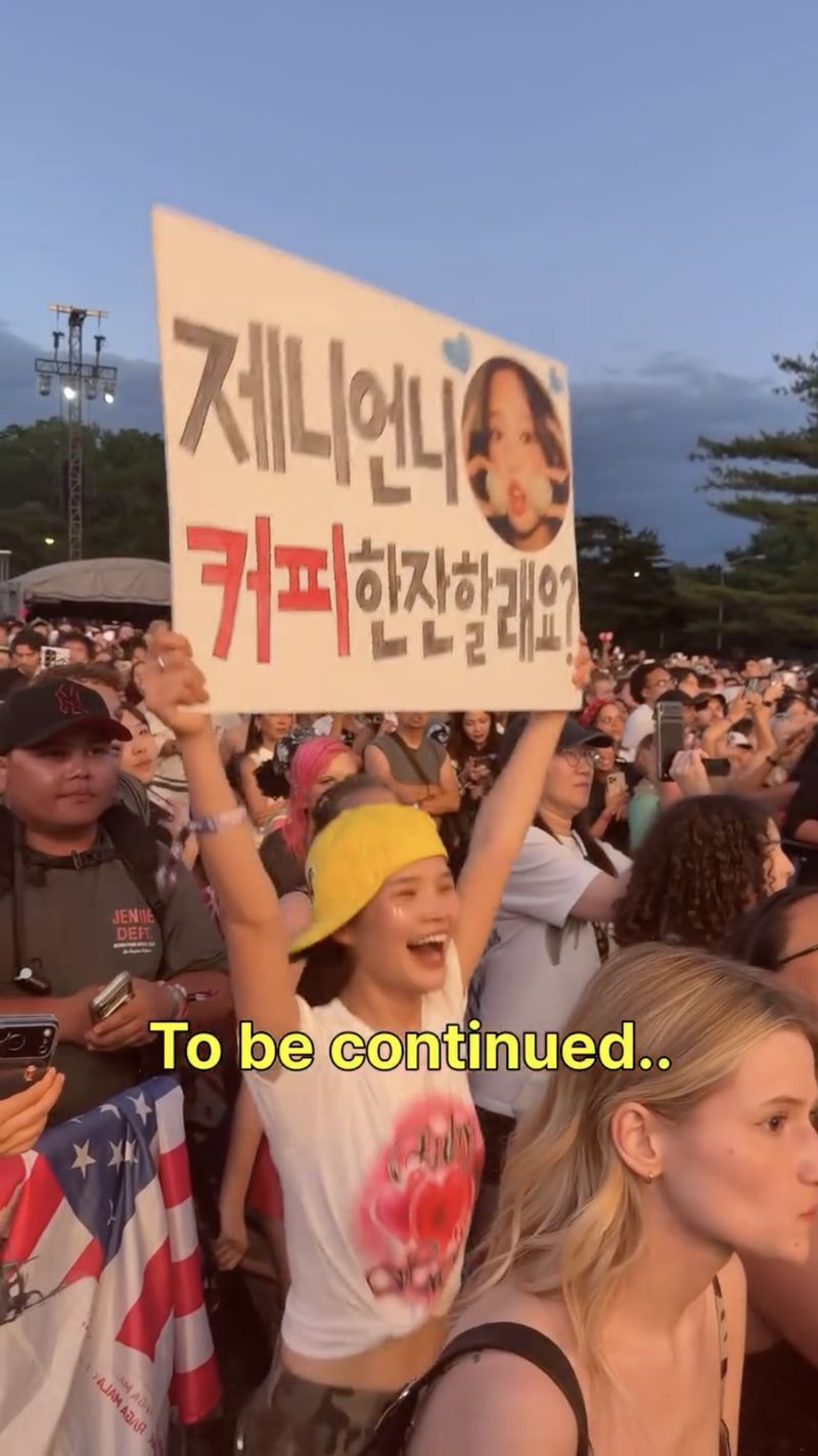 YouTuber wanita asal Korea Selatan menuai kritik karena aksi nekat mendatangi kantor agensi Jennie BLACKPINK. Song Ji Yoon minta maaf bawa papan besar saat menonton Jennie BLACKPINK di Governors Ball Music Festival 2026.