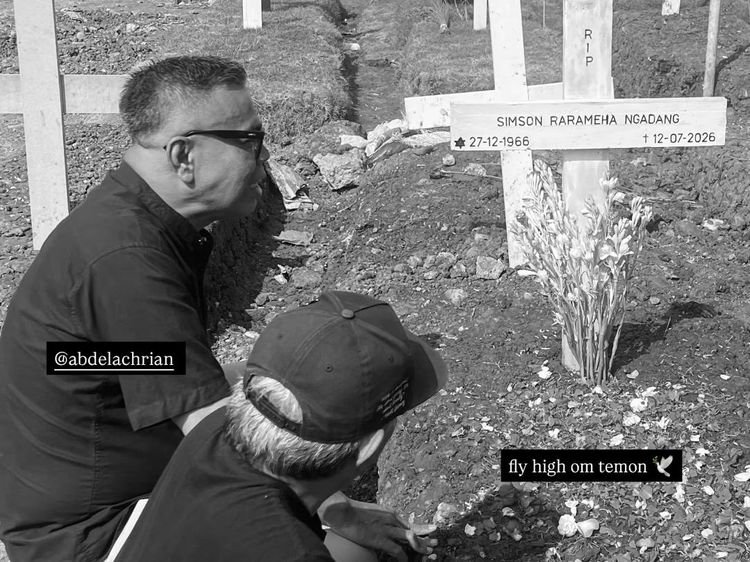 Momen Abdel Ziarah ke Makam Temon Usai Pulang dari AS