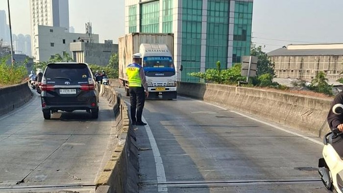 Ada tumpahan solar di Flyover Pesing, Jakarta Barat, pengendara diimbau berhati-hati, Jumat (17/7/2026).