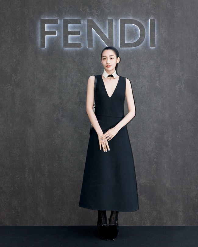 Kim Min Ha kembali menarik perhatian dengan penampilan terbarunya setelah berhasil menurunkan berat badan hingga 18 kg. Bintang drama Korea Typhoon Family itu hadir sebagai tamu di peragaan busana Fendi, yang memperagakan koleksi pertama Maria Grazia Chiuri untuk musim dingin 2026. Foto: Instagram