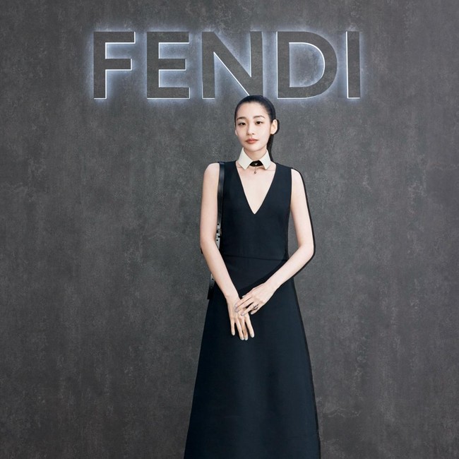 Adu Gaya Kim Min Ha & Go Hyun Jung Tampil Beda Usai BB Turun di Acara Fendi