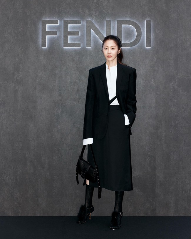 Selain Kim Min Ha, ada Go Hyun Jung yang baru-baru ini juga membantah dugaan melakukan diet ketat. Banyak netizen yang menyorot bagaimana keduanya semula terlihat chubby. Kini terlihat bak beda orang di acara Fendi. Foto: Instagram