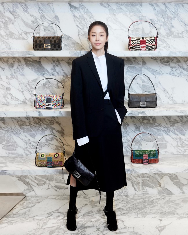 Go Hyun Jung juga memilih tampil dengan sleek ponytail dalam balutan kemeja putih, berlapis oversized blazer. Serta rok midi senada berwarna hitam. Kini beredar foto perbandingan Kim Min Ha dan Go Hyun Jung sebelum dan sesudah kehilangan berat badan drastis. Foto: Instagram