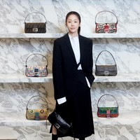 Go Hyun Jung juga memilih tampil dengan sleek ponytail dalam balutan kemeja putih, berlapis oversized blazer. Serta rok midi senada berwarna hitam. Kini beredar foto perbandingan Kim Min Ha dan Go Hyun Jung sebelum dan sesudah kehilangan berat badan drastis. Foto: Instagram