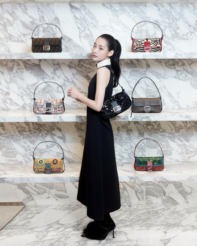 Kim Min Ha mengenakan gaun hitam dengan aksen cutout dan kerah putih. Ia memilih tampilan rambut sleek ponytail yang memberikan kesan chic, dan membuat wajah tirusnya semakin jelas. Pinggang dan lengannya pun mengecil. Foto: Instagram