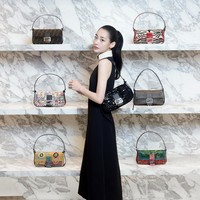 Kim Min Ha mengenakan gaun hitam dengan aksen cutout dan kerah putih. Ia memilih tampilan rambut sleek ponytail yang memberikan kesan chic, dan membuat wajah tirusnya semakin jelas. Pinggang dan lengannya pun mengecil. Foto: Instagram