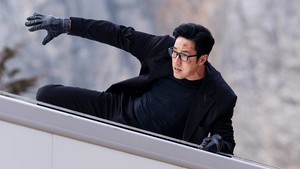 So Ji Sub memerankan Agent Kim dalam aksinya buat melindungi sang buah hati. Siapa yang gak kepincut dengan penampilannya ini? (Foto: dok. SBS)