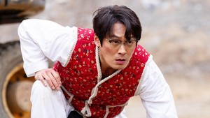 Choi Dae Hoon sebagai Sung Han Soo ikut ambil bagian dalam aksi penyelamatan. Ngasih vibe hero bapak-bapak yang beda! (Foto: dok. SBS)