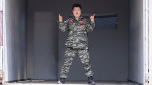 Begini gaya Yoon Kyung Ho sebagai Park Jin Chul saat beraksi bareng dua sahabat baiknya tersebut. (Foto: dok. SBS)