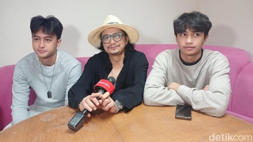Andy/rif dan kedua anaknya saat ditemui di kawasan Trans TV, Jakarta Selatan.