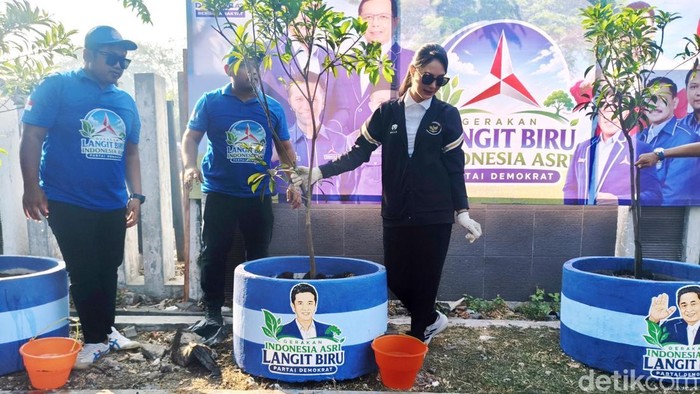 Arumi Bachsin menanam pohon di Sidoarjo