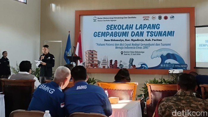 BMKG menggelar Sekolah Lapang Gempabumi dan Tsunami (SLG) di wilayah Pacitan