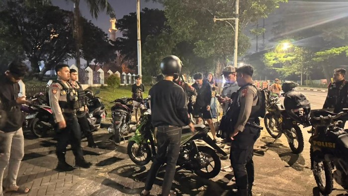 Brimob Polda Metro Jaya membubarkan tawuran di Jaktim
