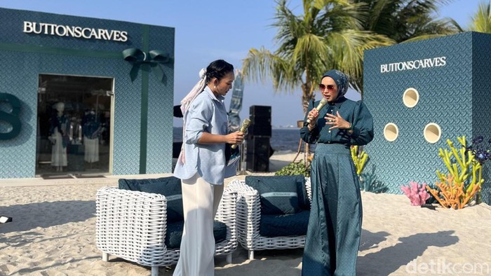 Koleksi liburan Buttonscarves bertema Under The Sea hiasi Land’s End PIK2 dengan deretan busana, tas, dan kursi pantai monogram bernuansa hijau gelap.
