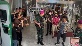 Warna Beda Baju Tahanan Don Ritto Usai Dipindah ke Kantor Jaksa