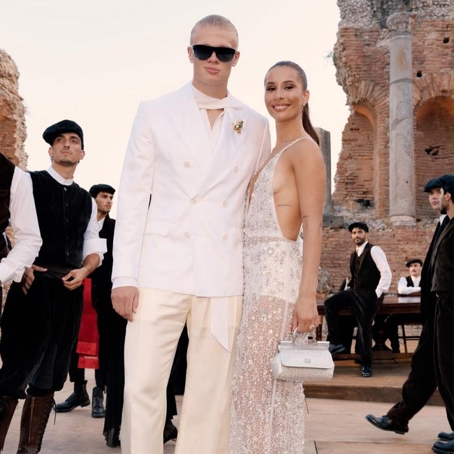 Bikin Pangling! Gaya Necis Erling Haaland Gandeng Pacar di Fashion Show