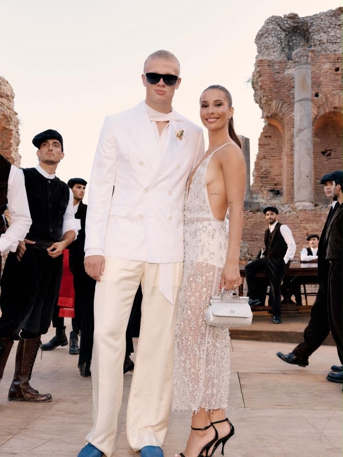 Bikin Pangling! Gaya Necis Erling Haaland Gandeng Pacar di Fashion Show