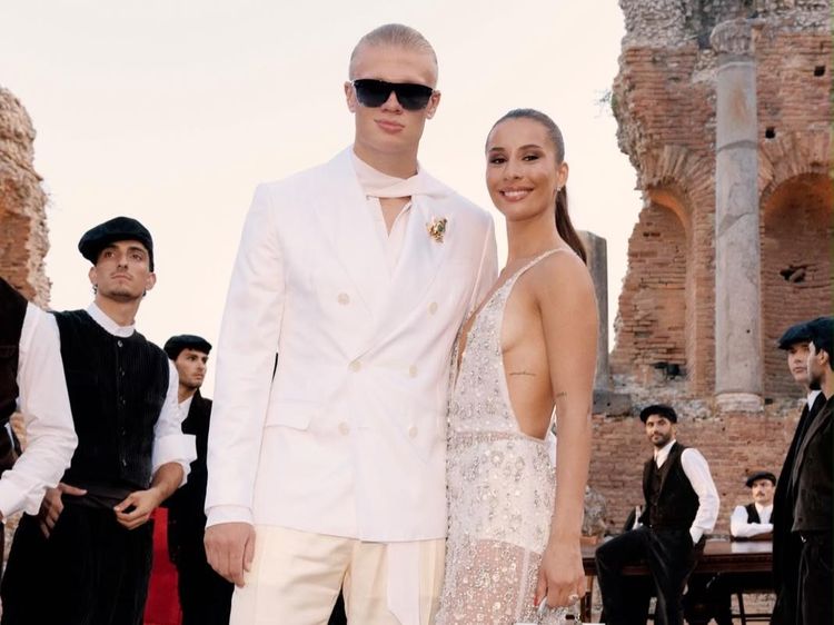 Bikin Pangling! Gaya Necis Erling Haaland Gandeng Pacar di Fashion Show