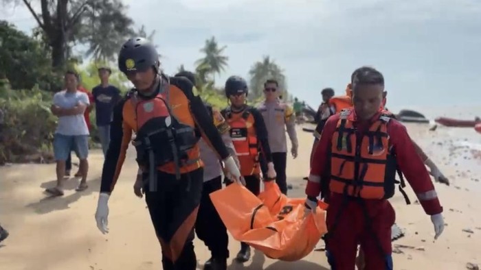Evakuasi jasad korban kapal terbalik di Balikpapan.