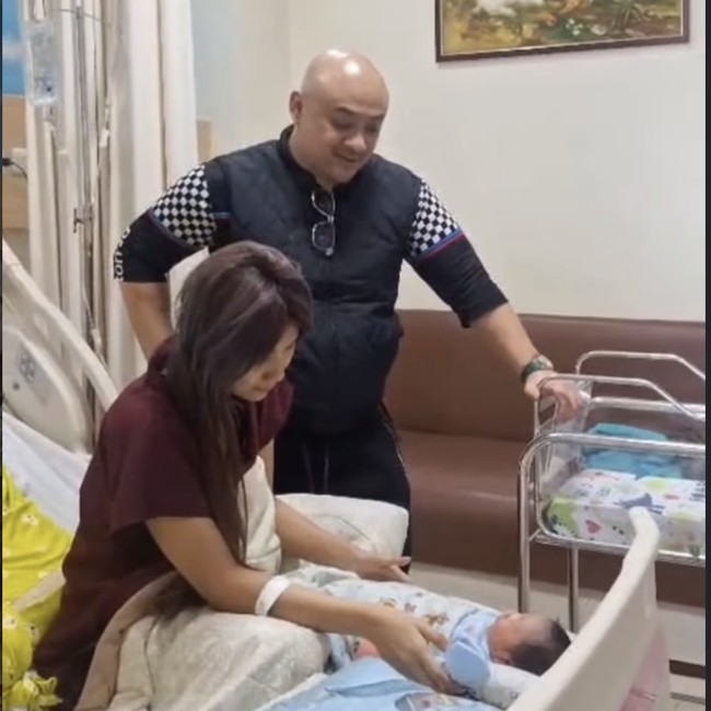 Kebahagiaan Fangfang Melahirkan Anak Vicky Prasetyo