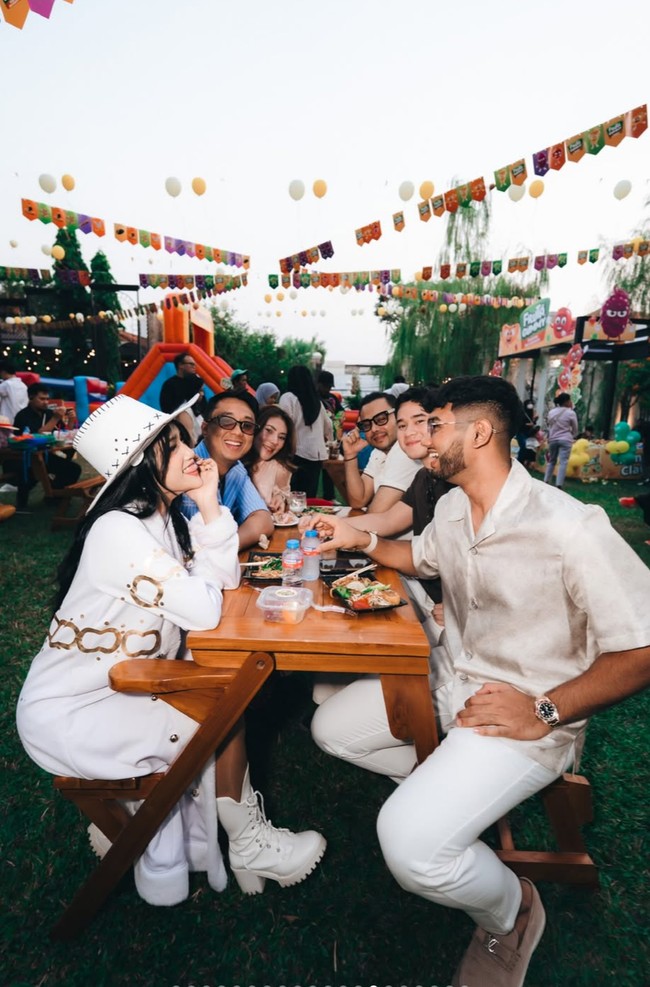Tampil serasi dengan Fuji, Rakin terlihat mengenakan kemeja satin warna beige dipadukan celana panjang putih dan sepasang sepatu coklat. Di pesta ultah Gala, Fuji dan Rakin tampak begitu akrab. Foto: Instagram/@fuji_an