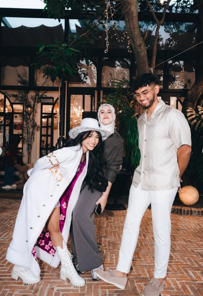 Tak sedikit foto-foto yang memperlihatkan Fuji dan Rakin dalam 1 frame. Keduanya juga kerap berpose sebelahan, seolah ingin menegaskan kedekatan mereka. Foto: Instagram/@fuji_an