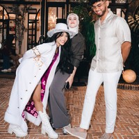 Tak sedikit foto-foto yang memperlihatkan Fuji dan Rakin dalam 1 frame. Keduanya juga kerap berpose sebelahan, seolah ingin menegaskan kedekatan mereka. Foto: Instagram/@fuji_an