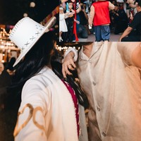 Salah satu foto memamerkan Fuji dan Rakin berpose bersama, namun dengan wajah yang tak diperlihatkan. Meski wajah Rakin tertutup dengan foto ultah Gala, namun tampak sosok Rakin tetap mudah dikenali melalui busana yang dikenakannya. Foto: Instagram/@fuji_an