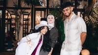 Soal Fuji bawa Rakin, kakaknya, Frans memberikan sinyal baik. Ya aku intinya kalau adikku bahagia, aku bahagia. Kalau berapa lamanya tanya Uti. Cuma initinya aku udah ketemu, orangnya baik-baik aja, ketemu sama-sama baik. Selama niatnya baik kita welcome aja. Foto: Instagram @fuji_an