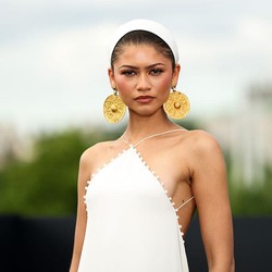 Zendaya Tuai Kritik Gara-gara Pakai Anting Artefak Bersejarah Iran, Kok Bisa?