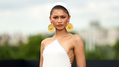Zendaya Tuai Kritik Gara-gara Pakai Anting Artefak Bersejarah Iran, Kok Bisa?