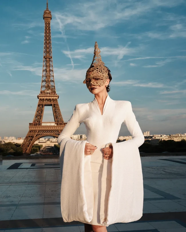 Berlanjut ke Paris, Zendaya memakai koleksi vintage Givenchy Haute Couture keluaran 1997 untuk sesi photocall. Koleksi ini dirancang oleh Alexander McQueen yang kala itu menjabat sebagai desainer utama rumah mode Prancis tersebut. (Foto: Getty Images)