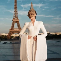 Berlanjut ke Paris, Zendaya memakai koleksi vintage Givenchy Haute Couture keluaran 1997 untuk sesi photocall. Koleksi ini dirancang oleh Alexander McQueen yang kala itu menjabat sebagai desainer utama rumah mode Prancis tersebut. (Foto: Getty Images)