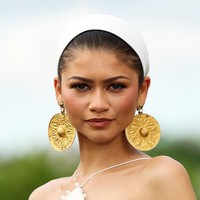 Foto: Deretan Gaya Zendaya di Tur The Odyssey, Pakai Anting Kuno dari Iran