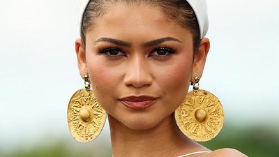 Foto: Deretan Gaya Zendaya di Tur The Odyssey, Pakai Anting Kuno dari Iran