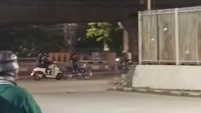 Geng motor tawuran di Jalan AP Pettarani Makassar.