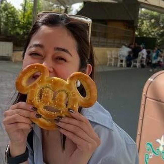 Momen Gisela Cindy Kulineran di Kanada, Cicip Garlic Bread hingga Pretzel