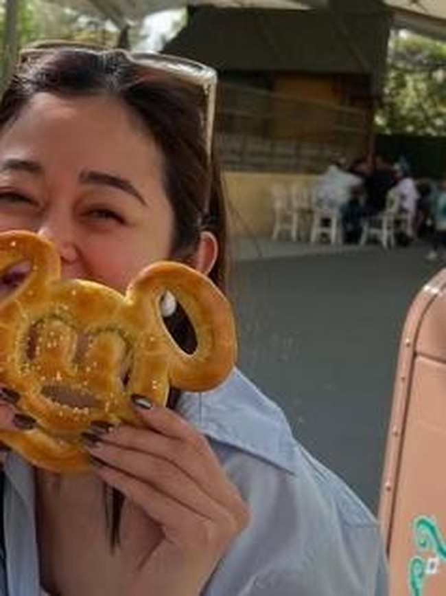 Momen Gisela Cindy Kulineran di Kanada, Cicip Garlic Bread hingga Pretzel